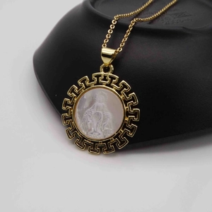 Dettaglio della collana d'oro Vergine Maria con motivo greco e intarsio in madreperla