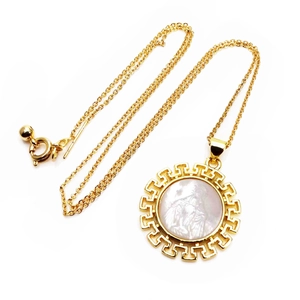 Collana con pendente dorato con bordo a meandro greco e rilievo su intarsio di madreperla