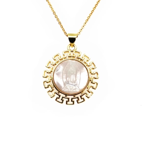 Dettaglio della collana con la Vergine Maria in oro e intarsio in madreperla