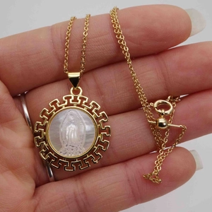 Dettaglio della collana Vergine di Guadalupe con motivo greco su catena dorata