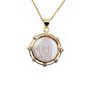 Dettaglio della collana con pendente Vergine Maria in madreperla e zirconi bianchi