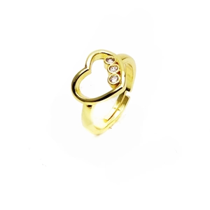 Détail de la bague coeur ajustable dorée 14k ornée de trois pierres de zircon blanc