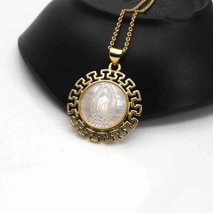 Collana con ciondolo Vergine Maria in oro con madreperla e motivo greco meandro