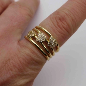 Bague multicouche ajustable plaquée or 14 carats avec trois cœurs pavés de zircons