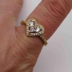Bague coeur ajustable plaquée or 14k avec micro-pavage de zircons portée au doigt