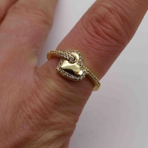 Vue détaillée d'une bague cœur ajustable plaquée or 14 carats et pavée de zircons