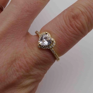 Détail de la bague coeur plaquée or 14 carats avec oxydes de zirconium portées