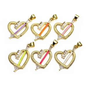 Set di sei ciondoli colorati a cuore in smalto con finitura dorata e zirconi