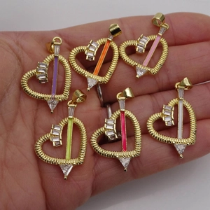 Pendenti a cuore colorati con design a freccia e cristalli brillanti in sei vivaci colori