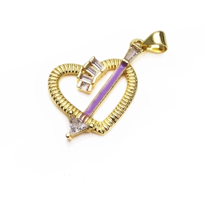 Ciondolo a cuore dorato con smalto viola e zircone bianco su sfondo bianco