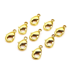 Neuf fermoirs mousquetons plaqués or 24 carats pour création de bijoux sur fond blanc
