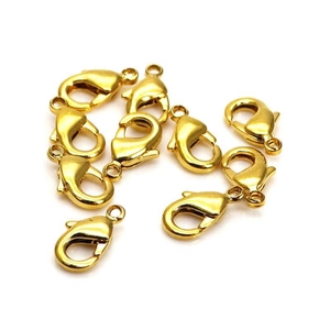 Dix fermoirs mousquetons plaqués or 24 carats pour création de bijoux sur fond blanc