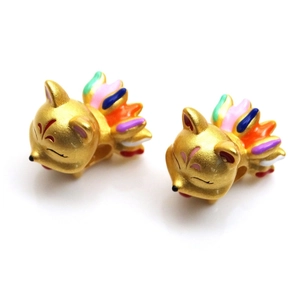 Vue détaillée des perles de renard à neuf queues dorées avec émail cloisonné coloré