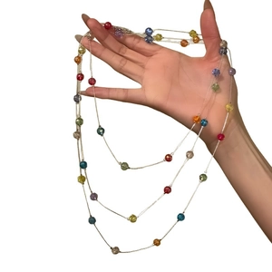 Collier de perles colorées à plusieurs rangs avec un design de style dopamine tendance.