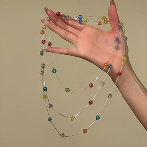 Vue détaillée montrant la structure à plusieurs rangs d'un collier de perles coloré