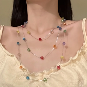 Vue détaillée d'un collier à perles colorées multicouches porté par un mannequin