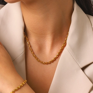 Gros plan d'un collier maille corde en acier inoxydable plaqué or 18 carats sur modèle