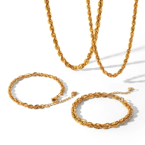 Détail du set collier et bracelet en acier inoxydable plaqué or 18k avec grosse chaîne torsadée
