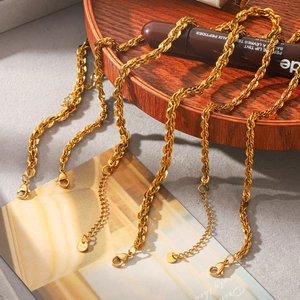 Détail d'un collier chaîne torsadée en acier inoxydable plaqué or 18 carats