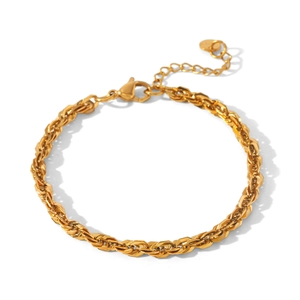 Gros plan sur un bracelet gourmette en acier inoxydable plaqué or 18 carats avec fermoir