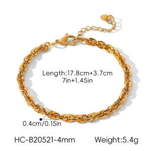 Détail rapproché du bracelet torsadé en acier inoxydable plaqué or 18 carats avec cotes