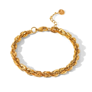 Vue détaillée d'un bracelet en acier inoxydable plaqué or 18 carats avec chaîne torsadée
