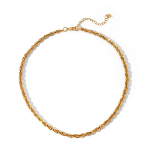 Détail d'un collier chaîne torsadée en acier inoxydable plaqué or 18 carats de luxe