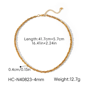 Vue détaillée du collier torsadé en acier inoxydable doré 18 carats avec dimensions