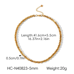 Détail du collier chaîne torsadée en acier inoxydable plaqué or 18 carats de 5 mm