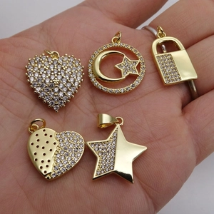 Anhänger-Set aus Gold mit Herz, Stern und Mond und glänzenden Mikrozirkonia-Steinen