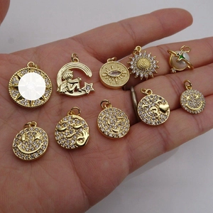 Set mit 10 vergoldeten Anhängern mit Zirkonia-Mikropavé, Smile- und Stern-Designs