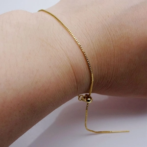 Macro-detail van verstelbare gouden boxketting met een handige schuifsluiting