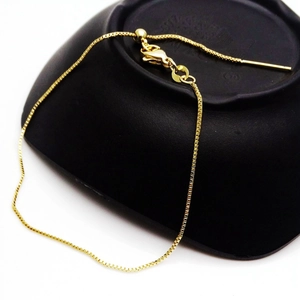 Gedetailleerde weergave van verstelbare gouden boxketting met schuifkraal en sluiting