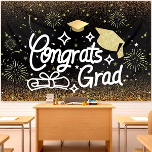 Detail der schwarz-goldenen Congrats Grad Dekoration in einer Klassenzimmerszene
