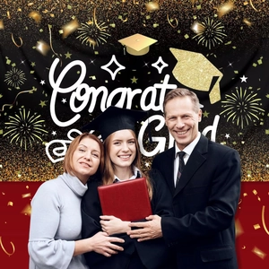 Detail von Congrats Grad Banner in Schwarz und Gold mit Feuerwerk und Doktorhut-Motiv