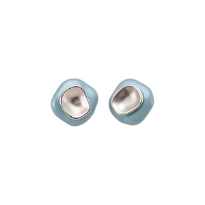 Boucles d'oreilles clous géométriques irrégulières en émail bleu clair et argent.