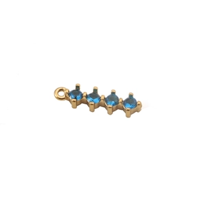 Dettaglio di un pendente a barra in acciaio inossidabile dorato con quattro zirconi blu.