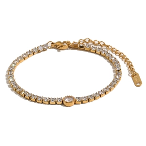 Elegante bracciale tennis in acciaio inossidabile placcato oro 18K con zirconi tondi brillanti.