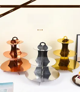 Dreistöckiger Tortenständer aus Wellpappe mit Wellenrand in Gold, Silber und Roségold
