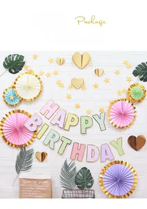 Détail de l'ensemble d'éventails Morandi et bannière Happy Birthday avec dorure à l'or