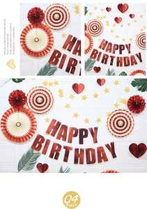 Détails de décoration d'anniversaire rouge et or avec éventails et bannière festive