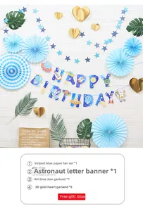 Détail du kit de fête thème astronaute avec bannières bleues et accents de cœurs dorés