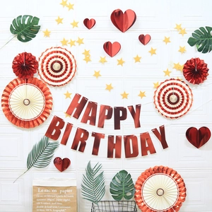 Kit déco anniversaire rouge et or avec bannière Happy Birthday et éventails en papier