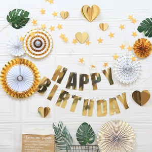 Kit déco Happy Birthday doré avec éventails en papier et feuilles de palmier