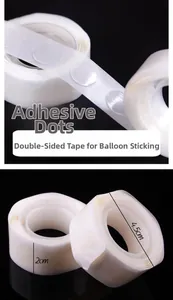 Vue détaillée des points de colle transparents de 4,5cm pour la décoration de ballons