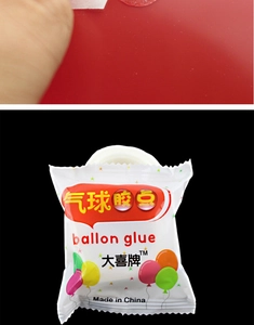 Détail de points de colle transparents pour la fixation sûre des ballons de fête