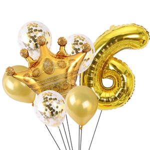 Dettaglio palloncini corona oro e numero 6 con paillettes dorate scintillanti