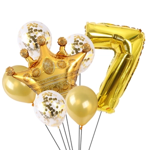 Dettaglio set 7 pezzi palloncini numero 7 dorati con corona e coriandoli per feste