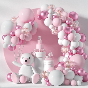 Détail du kit arche de ballons rose et blanc avec des touches de confettis or rose