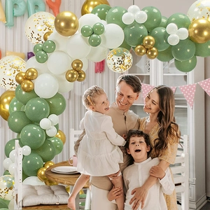 Kit arco palloncini verde salvia e oro con lettere metalliche per decorazioni feste